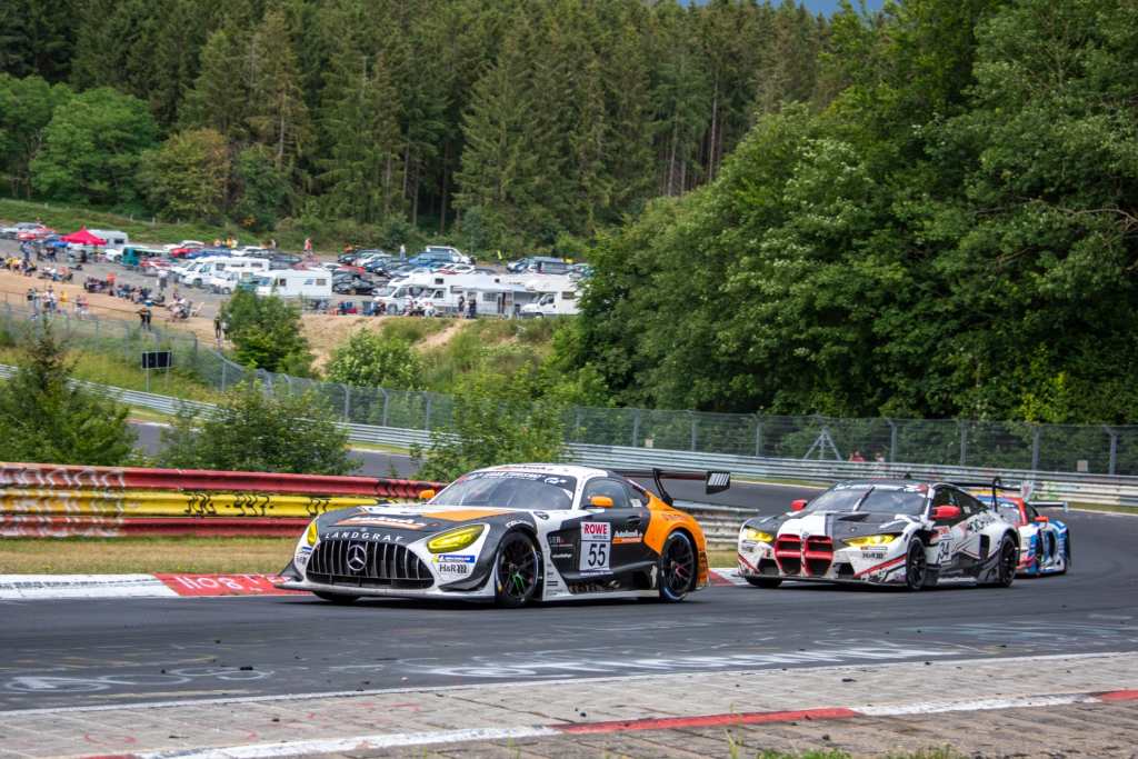 Patrick Assenheimer im AutoArenA Mercedes AMG GT3 des LANDGRAF-Teams, hier noch vor dem Walkenhorst BMW M4 GT3 („34“) und dem Audi R8 LMS GT3 vom Scherer Sport Team Phoenix Racing  Foto: elfimages