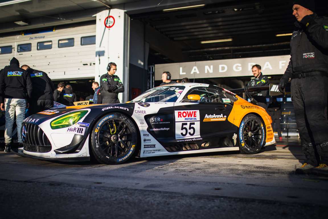 Der AutoArenA-Mercedes AMG GT3 in der LANDGRAF-Box (Foto: AMG Customer Racing)