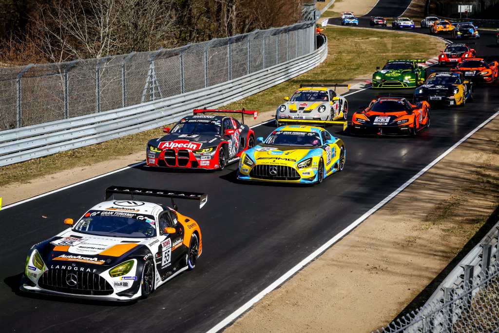 LANDGRAF AutoArenA Mercedes AMG GT3 von Patrick Assenheimer und Luca-Sandro Trefz vor einem Walkenhorst BMW M4 GT3 und dem HRT-Bilstein-Mercedes AMG GT3 (Foto : AMG Customer Racing)