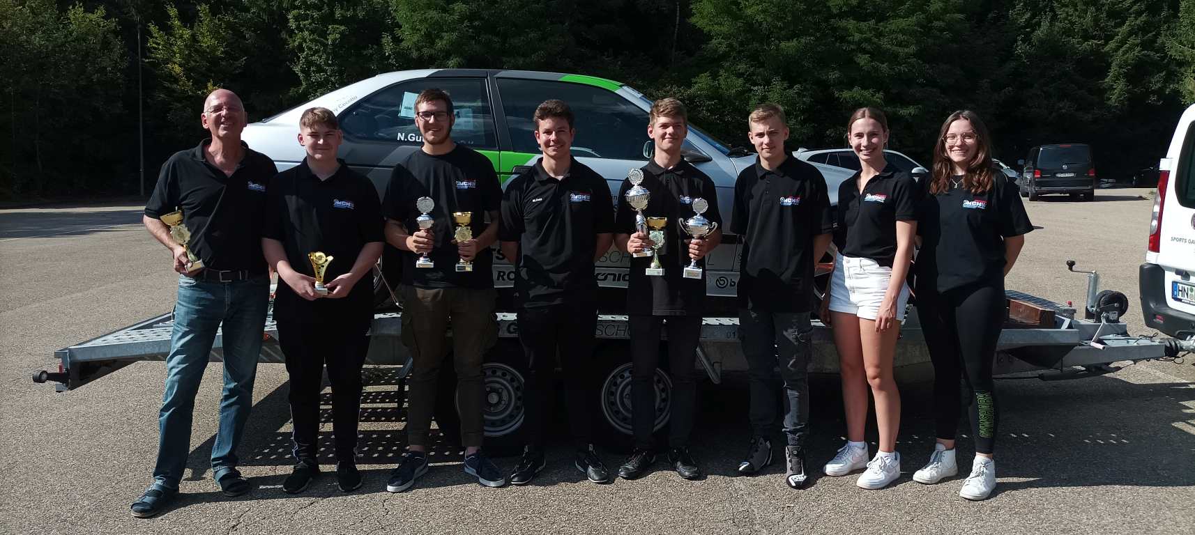 Im Hintergrund der G3 BMW 318 ti von Nico Gutzeit, davor von links nach rechts: Andreas Baier/Pascal Nikodem/Nico Chelminiacki/Maximilian Deis/Nico Gutzeit/Rick Kübler/Marie Exner/Jasmin Kumor